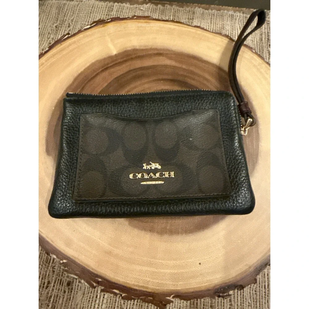 Coach corner zip